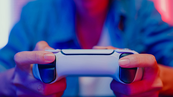 une femme tenant une manette de jeu